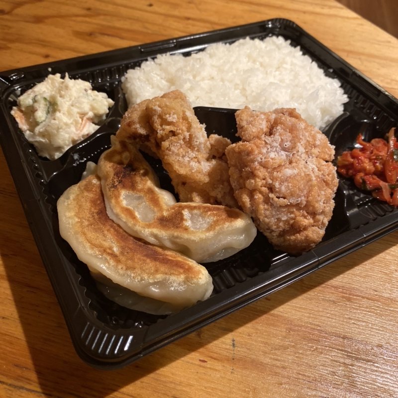 焼餃子と唐揚弁当(立吉餃子 青山店)