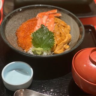 贅沢の極み三色丼(北海道料理ユック)