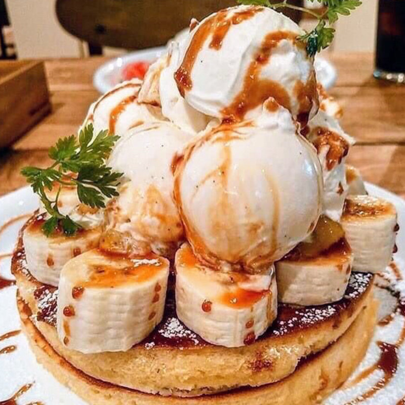 バニラアイス&ホイップ&バナナパンケーキキャラメルソース(カフェ アクイーユ 恵比寿)