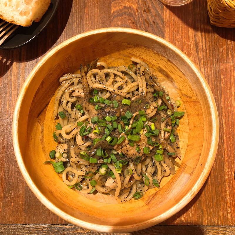 豚バラとゴボウの味噌バターパスタ(ワイン食堂 浅草橋バンバール)