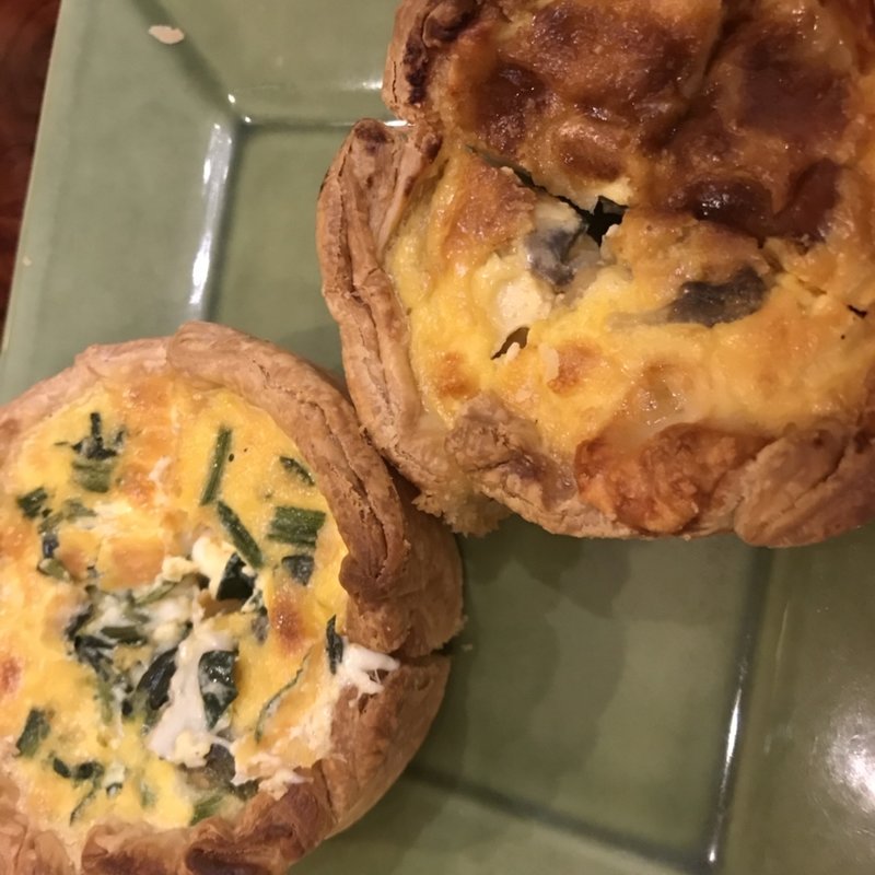 玉ねぎとベーコン、サーモンとホウレンソウのキッシュ(クラブハリエ ジュブリルタン （CLUB HARIE J'oublie le temps）)