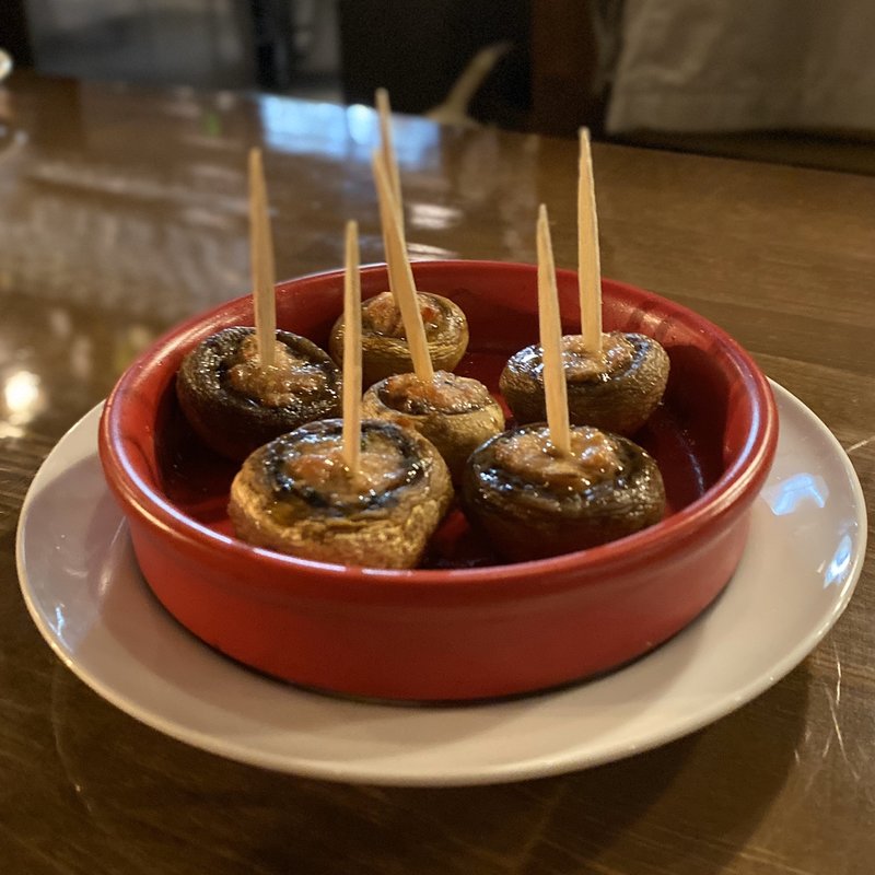 マッシュルームの生ハム詰め(スペイン食堂 バルデルル)