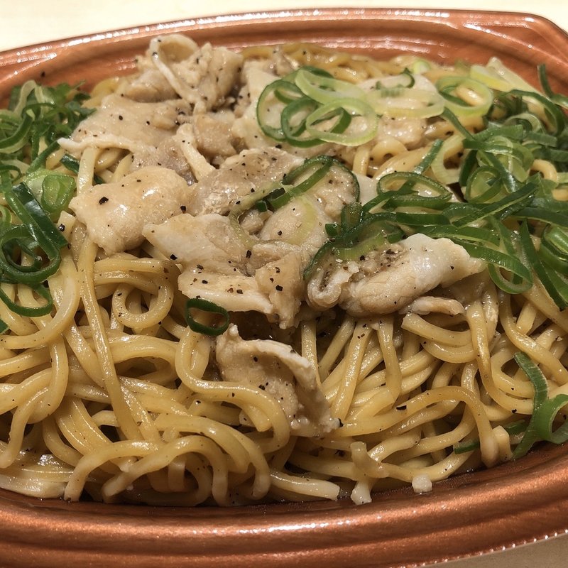 肉盛り！もっちり麺のネギ塩焼そば(セブンイレブン)