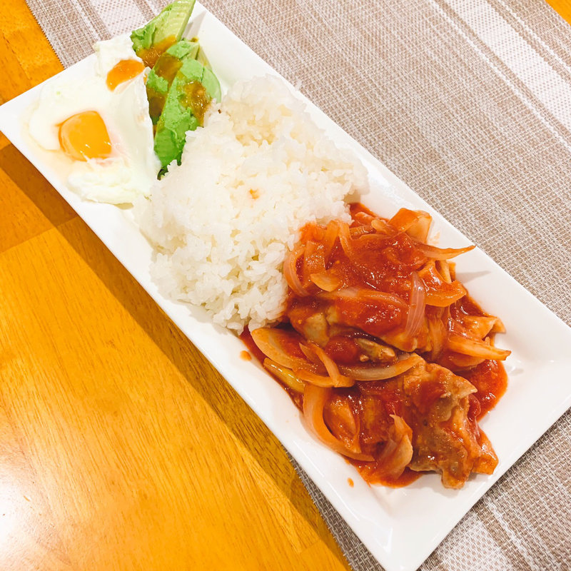玉葱と鷄のトマトソース煮とアボカドサラダと目玉焼き(おうちご飯)
