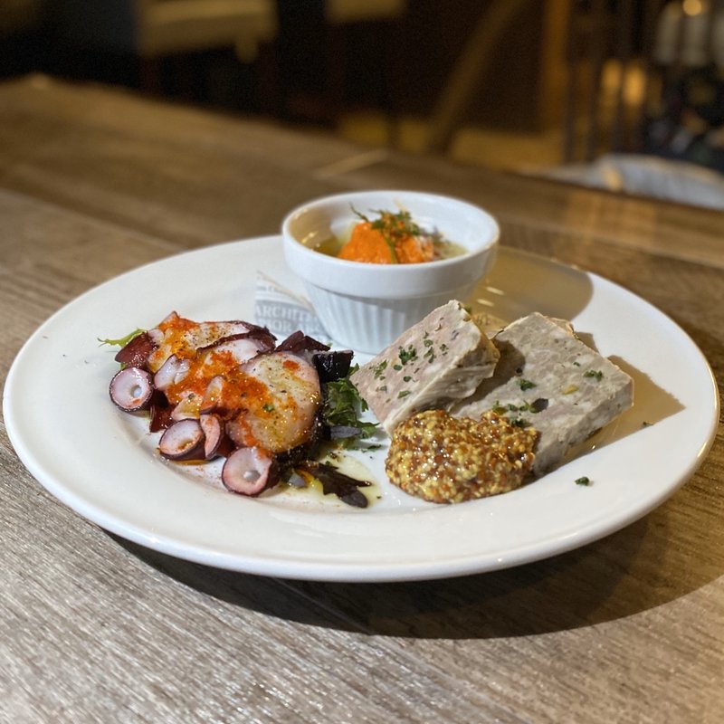 タパス盛り合わせ(焼きネギのマリネ、鴨のカルパッチョ、田舎風パテ)(スペイン食堂 バルデルル)