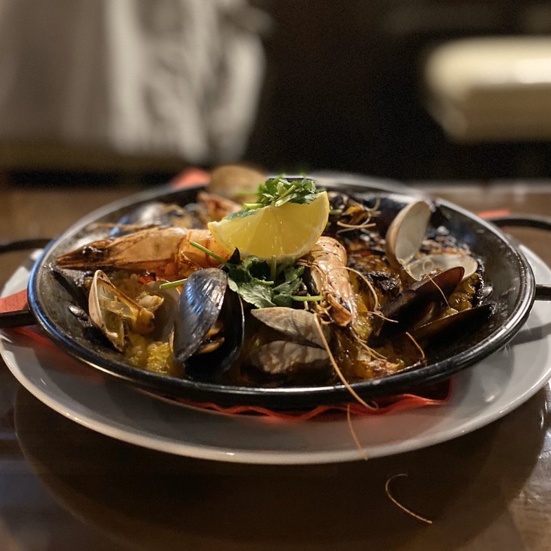 鶏肉と魚介のミックスパエリア(スペイン食堂 バルデルル)