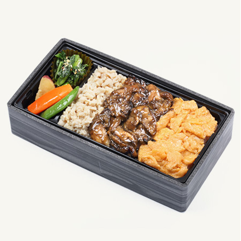 夢創鶏と塚だまの共演 三種のいろ鶏どり弁当(塚⽥農場おべんとラボ)