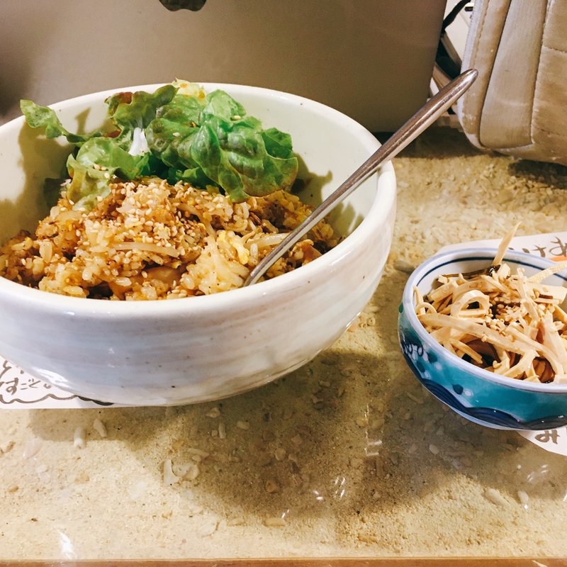 チキンと木の子のチャーハン、小鉢(にぎわいビール居酒屋 ダイニングバーだまだま)