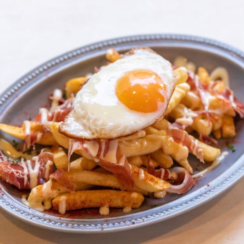 フライドポテト〜半熟目玉焼きと生ハム乗せ〜(TRUNK CAFE （トランク カフェ）)