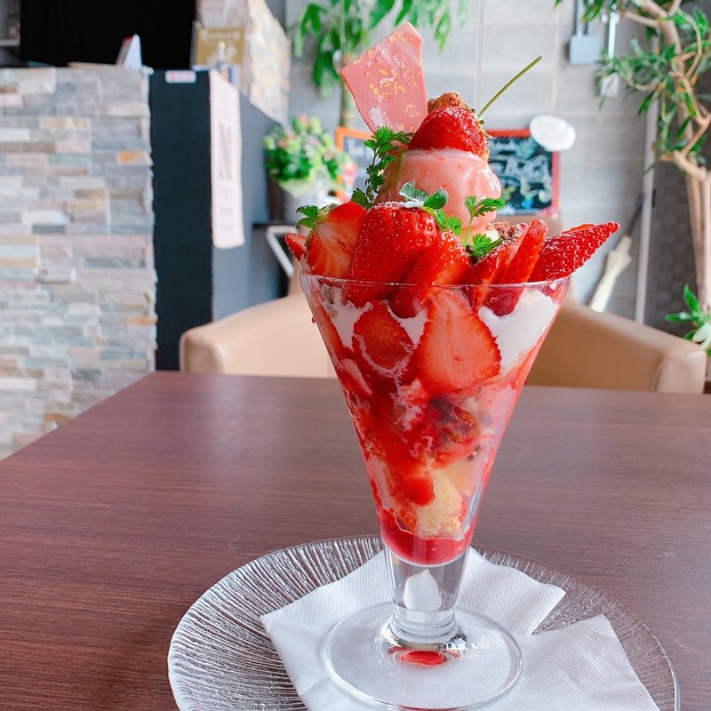 季節のパフェ(いちご)(カフェ マリエ)