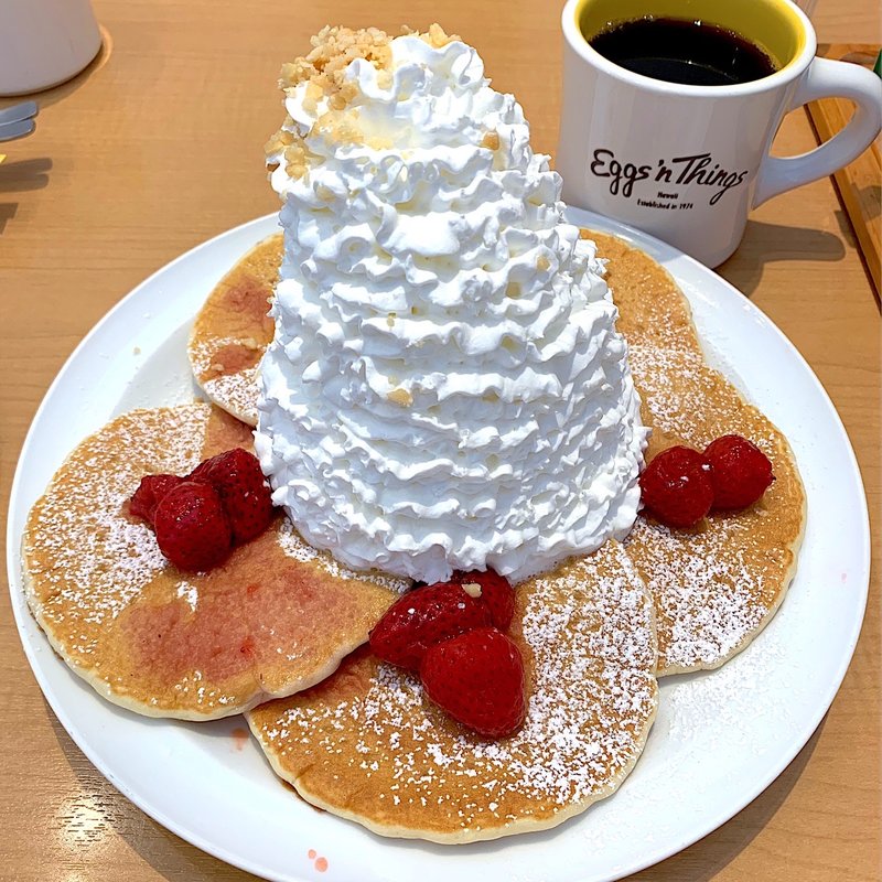ストロベリー、ホイップクリームとマカダミアナッツ(Eggs ’n Things さいたま新都心店)
