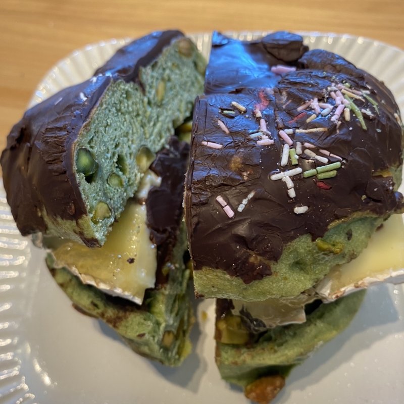 ピスタチオガナッシュブリーチーズ(ブランジェリーケン)