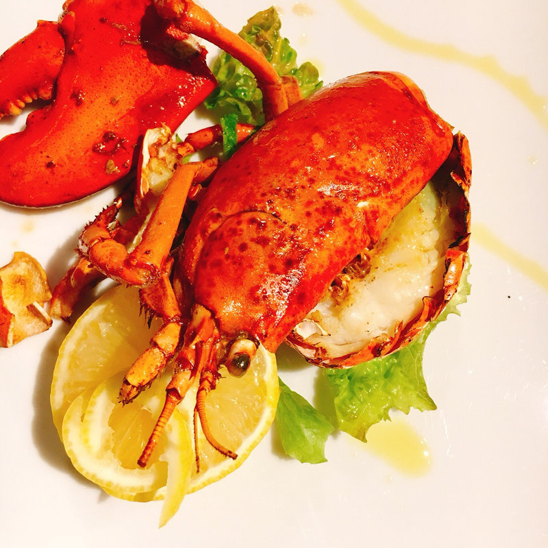 オマール海老 香ばしくグリル！ たっぷりフレッシュレモンを搾って(ワインとオマール海老の店 UOMO)