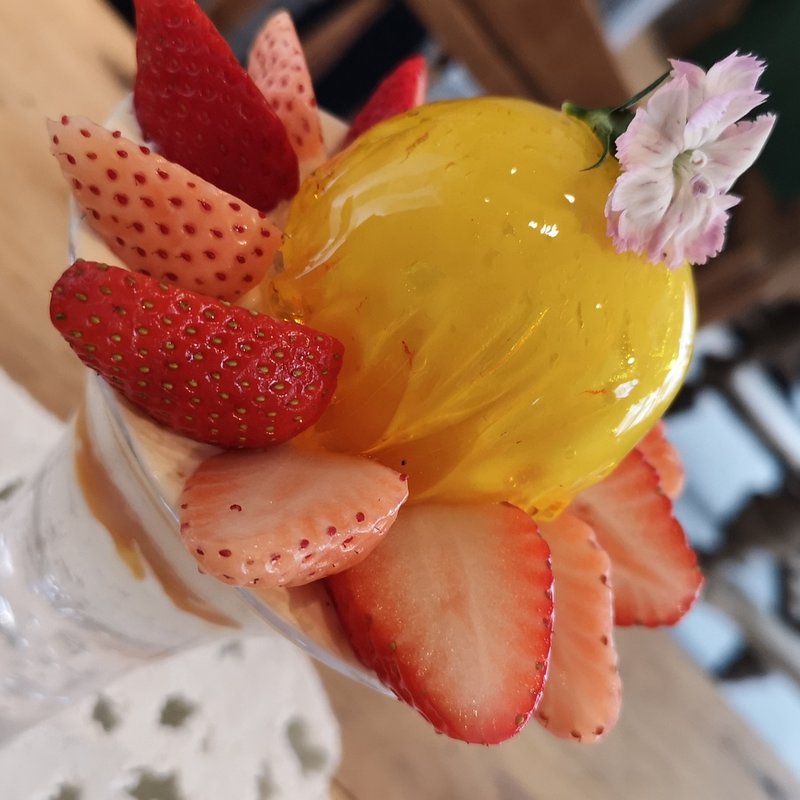 聖なる木と呼ばれるパロサントで燻製した山の水で作ったジュレと旬の苺とミラベルと杏子のパフェ　酒粕のアイスとアマレッティの食感と共に(ラトリエ ア マ ファソン (L'atelier à ma façon))