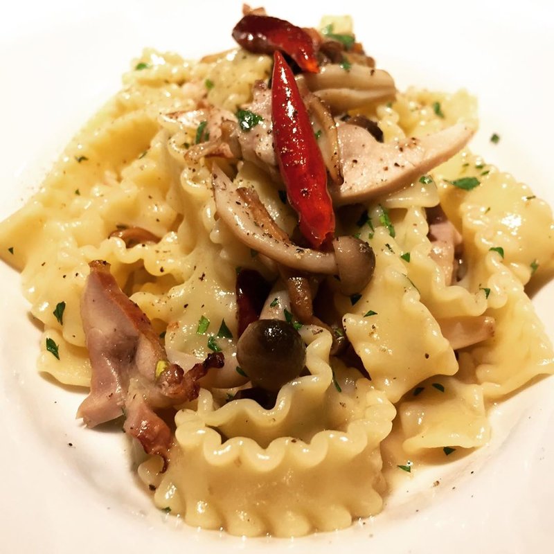 マファルディーネ 鶏モモ肉の藁焼きとキノコのアーリオ・オーリオ・ペペロンチーノ(ラゴッチャ東京)