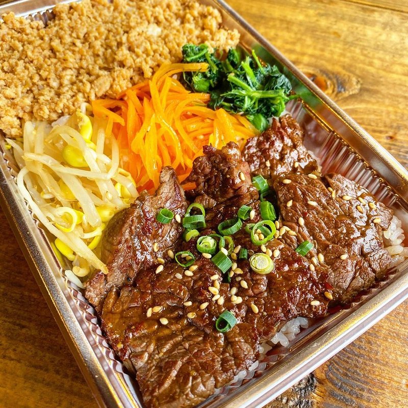 サガリと鶏そぼろ弁当(焼肉 座牛)