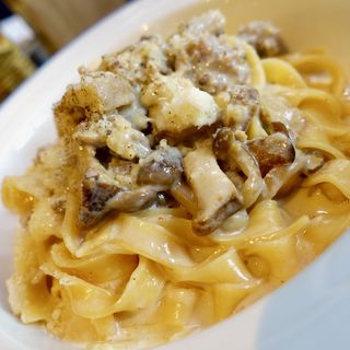ポルチーニ茸とサルシッチャのクリームソース　生パスタ“タリアテッレ”(イタリア料理 CIBI)