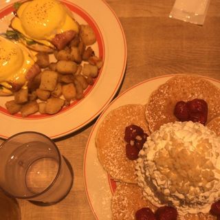 Strawberry Whipped Cream and Macadamia Nuts Pancakes(Eggs 'n Things ららぽーとTOKYO-BAY店)