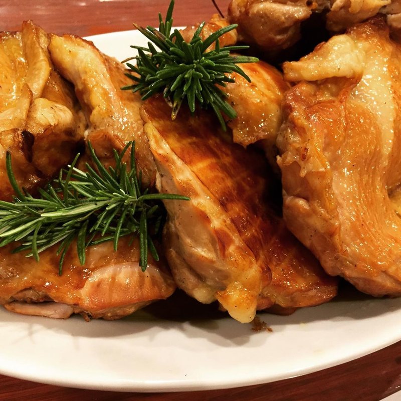 マファルディーネ 鶏モモ肉のわら焼き燻製とキノコのAOP(ラゴッチャ東京)