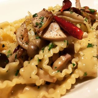 マファルディーネ 鶏モモ肉のわら焼き燻製とキノコのAOP(ラゴッチャ東京)