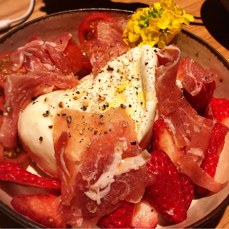 ブッラータ・イチゴ・生ハム・トマト(酒場トやさいイソスタンド)