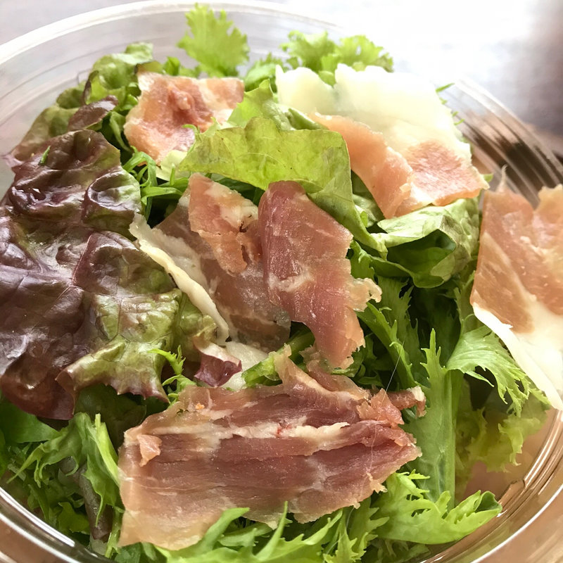 長野で作っているみゆき豚の生ハムのせサラダ　新玉ねぎドレッシング(ワイン蔵ＢＡＮＫＡＮ)