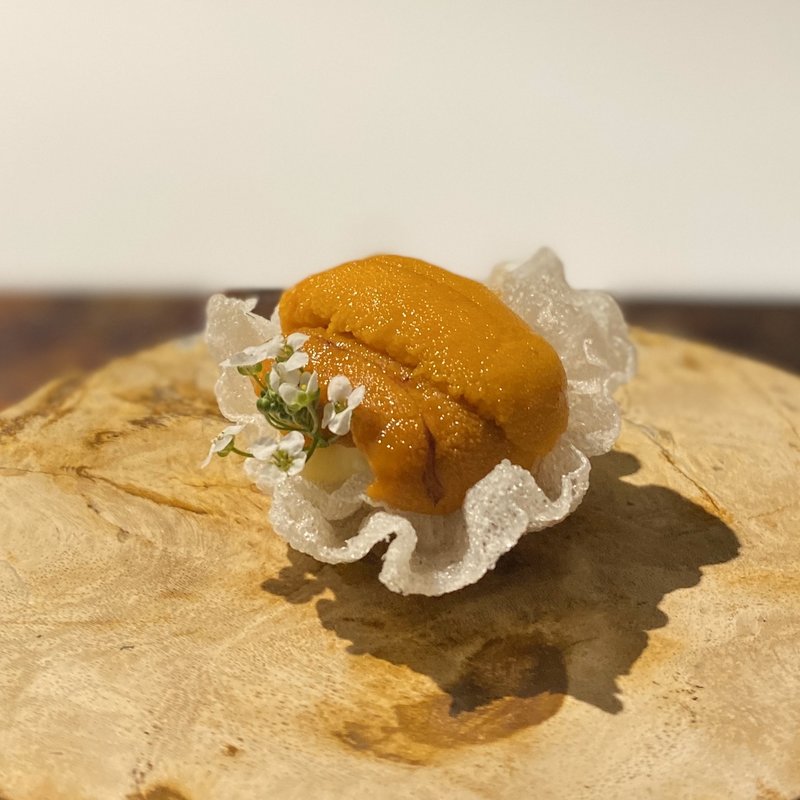 北海道産の雲丹とフランスのチーズ、米粉のチップス(ラ・ヴァガボンド （LA VAGABONDE）)