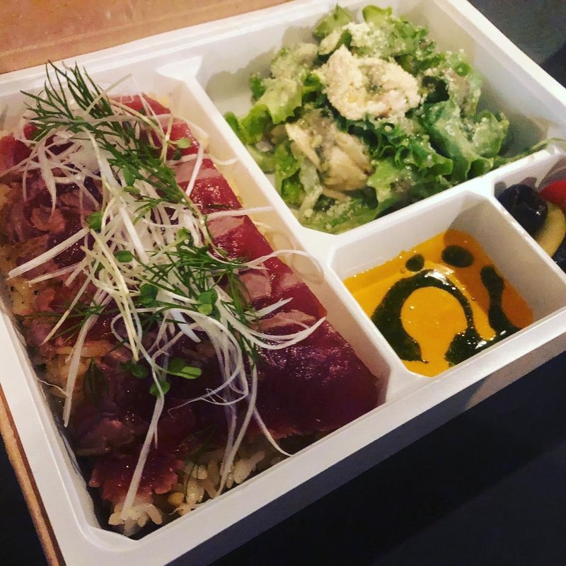 鮪専門店「布長」のビストロ風漬け丼　雲丹と卵黄のソース(ビストロオーズ)