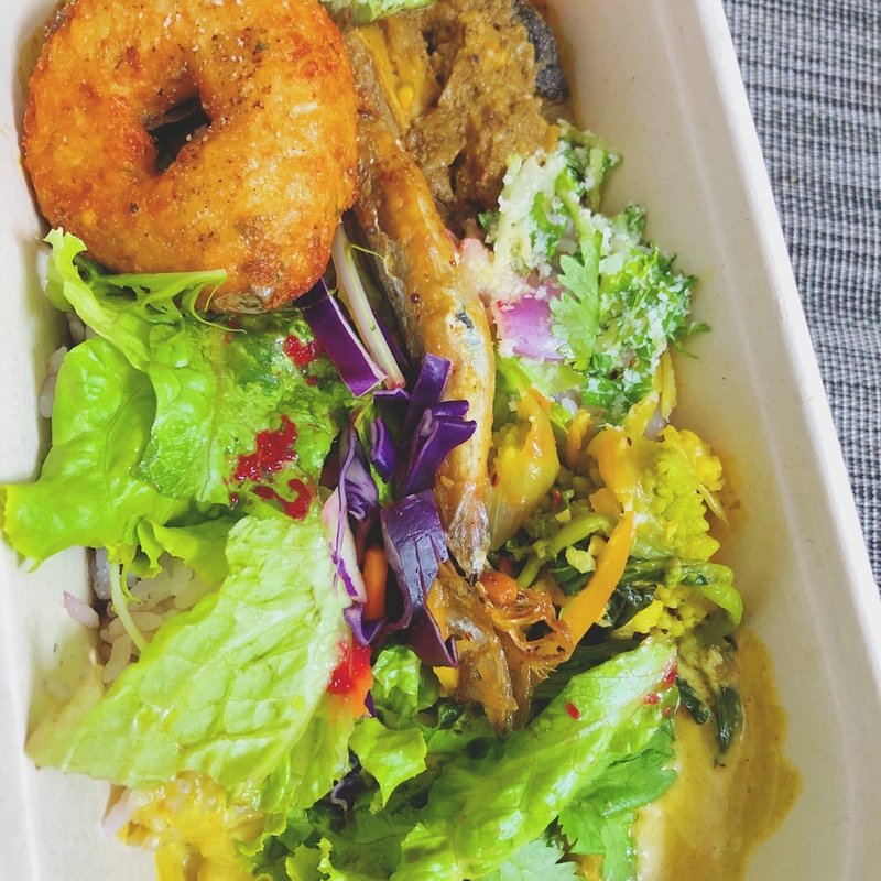 全部のせカレー☆豚ハラミのスリランカカレーとホタテのココナッツカレー(ミカンバコ )