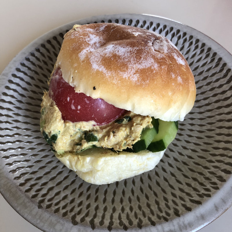 ツナカレーとトマトのサンド(関口ベーカリー )