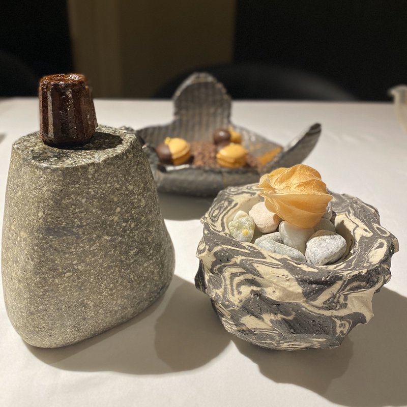 茶菓子(キンカンのマカロン、カヌレ、鬼灯)(ラ・ヴァガボンド （LA VAGABONDE）)