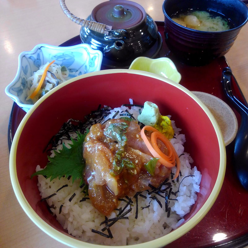 白身魚の特製胡麻だれ丼(なっぱはうす )