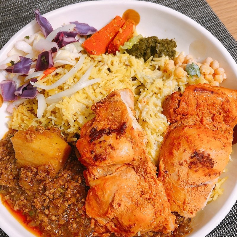 盛り付けてみたよ(タンドリーチキンとビリヤニのセット、ポテトキーマカレー)(チャイチャイ ( インドのキッチン))