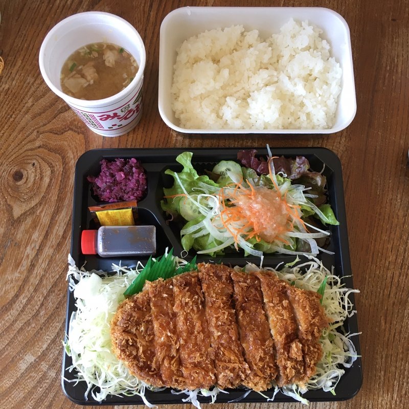 ロースカツ定食　（200g）(浜っ子)