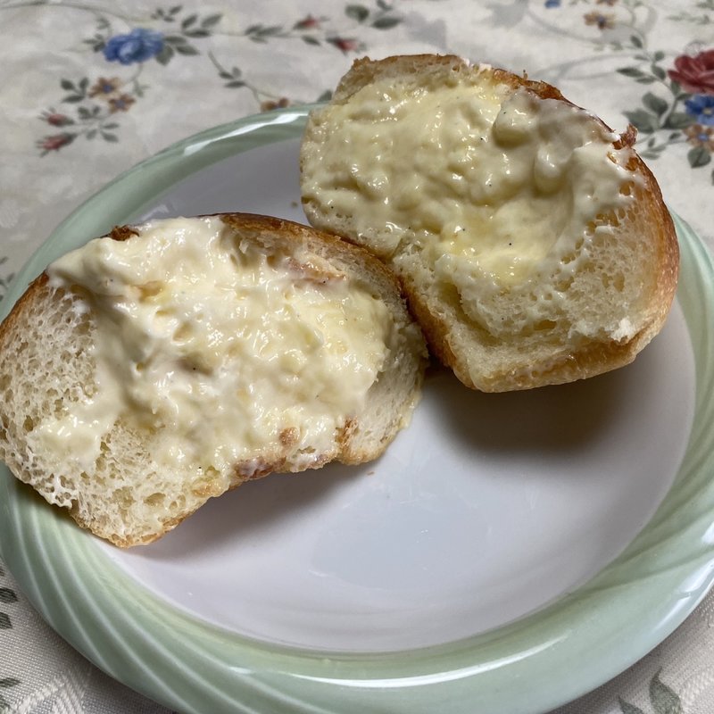 シュークリームパン(リビエール ベーカリー （Riviere　Bakery）)