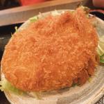 三色丼と牛肉コロッケ(肴・田久美 )
