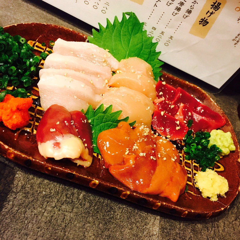 鳥刺し盛り合わせ(炭火焼鳥 なかお)