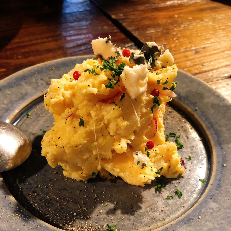ロックフォールチーズとキタアカリのポテサラ(BISTRO TORICOYA)