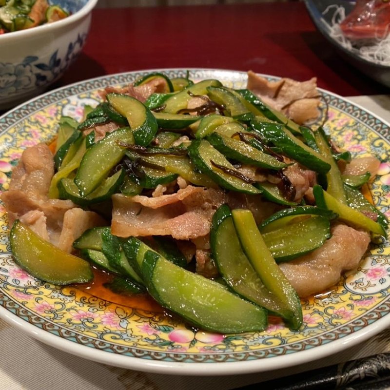 塩もみきゅうりと豚バラの塩昆布炒め(居酒屋おかちゃん)
