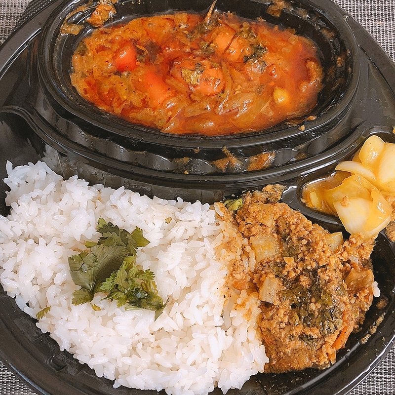 ジャークソーセージと枝豆のカレー＆大葉山芋胡麻鶏きーまカレー(サケトメシ)