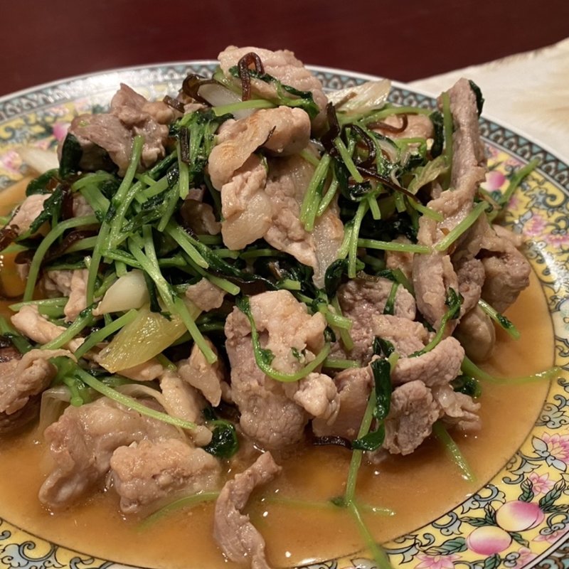 豚こまと豆苗の塩昆布炒め(居酒屋おかちゃん)