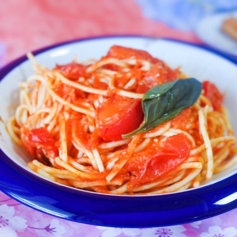 フレッシュトマトとバジルのトマトソーススパゲッティ(MAKIBI)