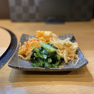 自家製キムチとナムルの盛り合わせ(にくがとう 伏見別邸)