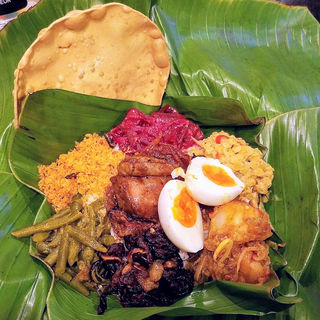 スリランカカレーのバナナリーフ包み(Apsara Restaurant&Bar (アプサラ レストラン&バー))