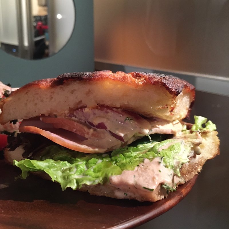 自家製カリカリ、モチモチ、フワフワのじゃがいもパンのサンドイッチ（ロースハム、チーズ、野菜etc）(イーカ スーク  （EeeK-A-Souk）)