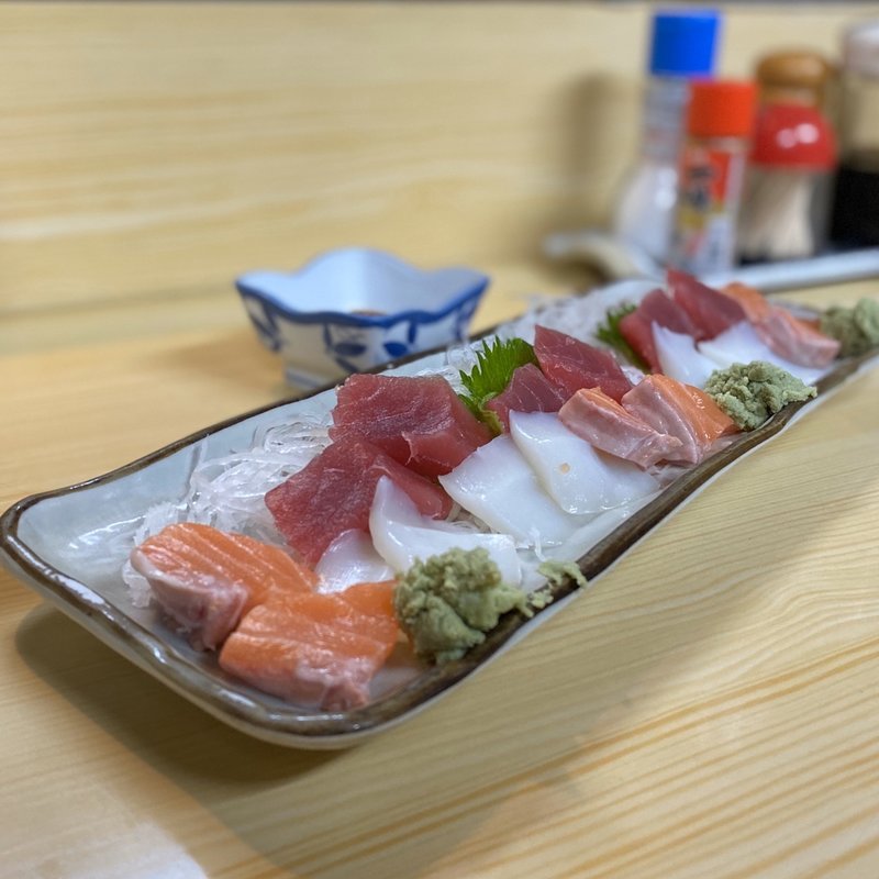 刺身盛り合わせ(まぐろ、イカ、サーモン)(桃太郎 )