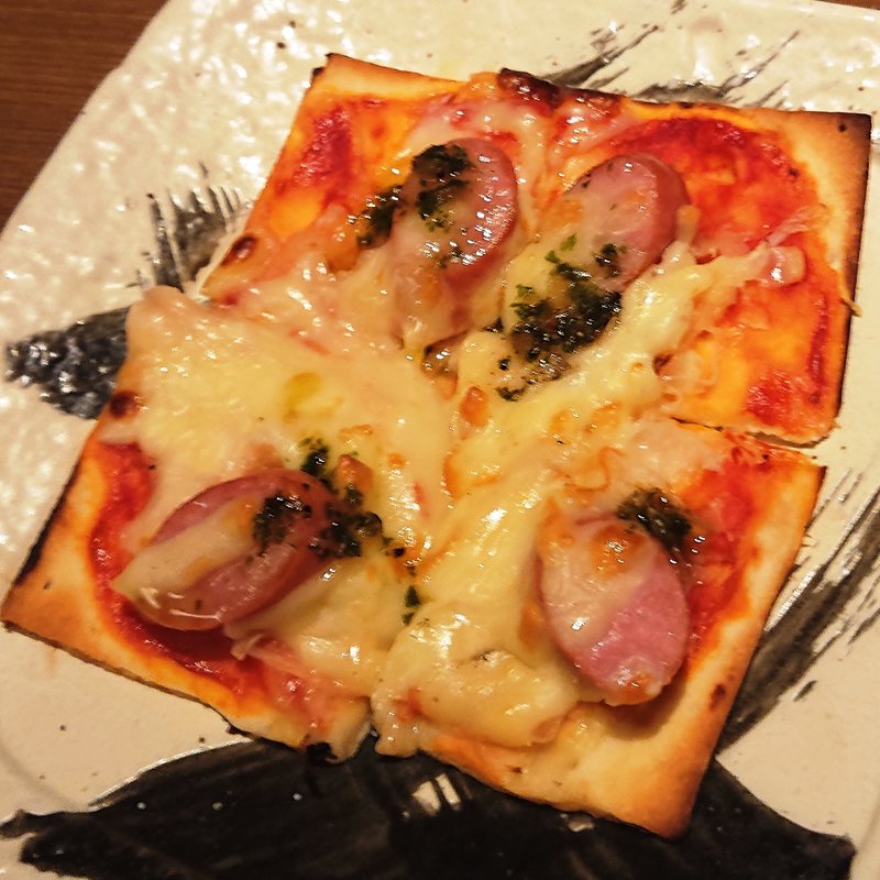 たっぷりチーズのソーセージピザ(えこひいき 阪急三宮駅前店 )