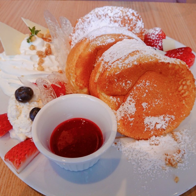紅ほっぺのホワイトチョコ＆トリプルベリーのパンケーキ(湘南パンケーキ ランドマークプラザ店)