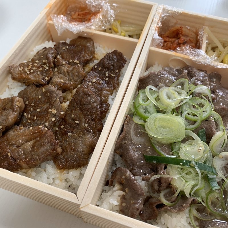 カルビハラミ焼肉弁当、牛タンねぎ塩焼弁当(焼肉 平城苑千住曙町店)