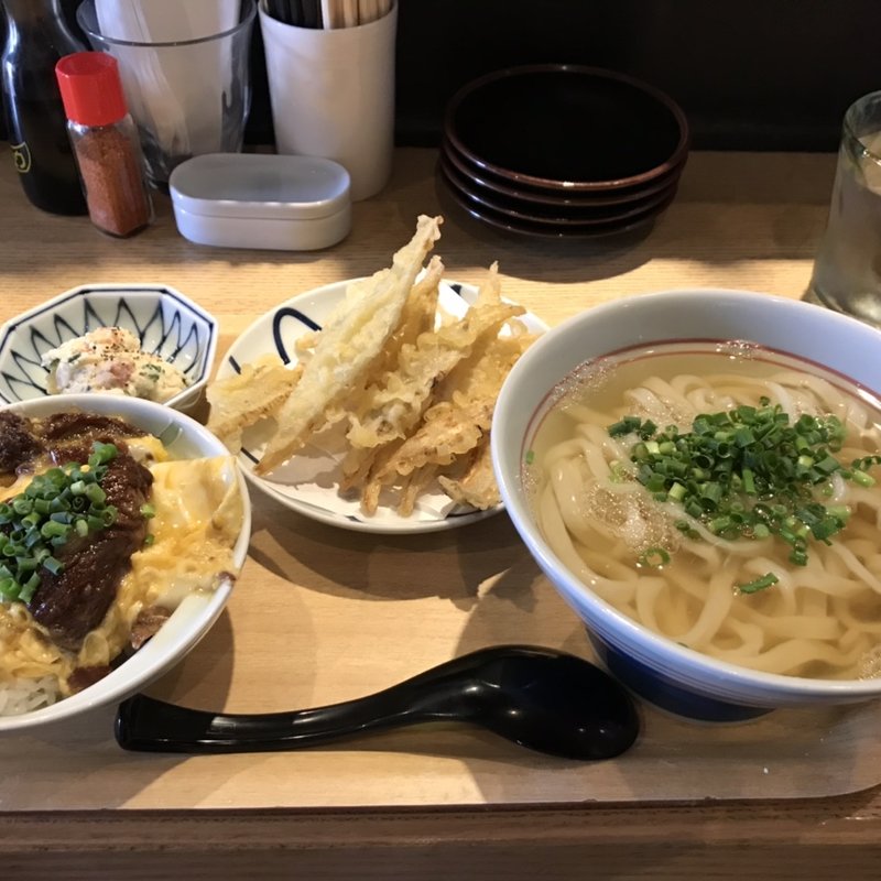 かまわんセット（スジ玉丼＋ポテサラ＋かけ）＋ゴボウ天(宇どんヤかまわん)